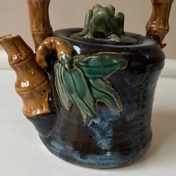 Ceramic Teapot with Frog and Leaf Design & 2 cans of The Republic of Tea - Picture 4 of 16